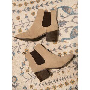 Madden Girl Cream Taupe Suede Wooden Block Heeled Chelsea Ankle Boots Size 6.5